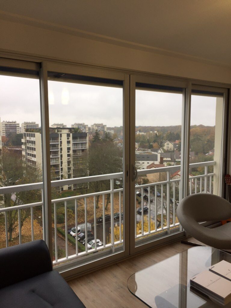 Fermeture de balcon par menuiserie aluminium 4 vantaux (1)