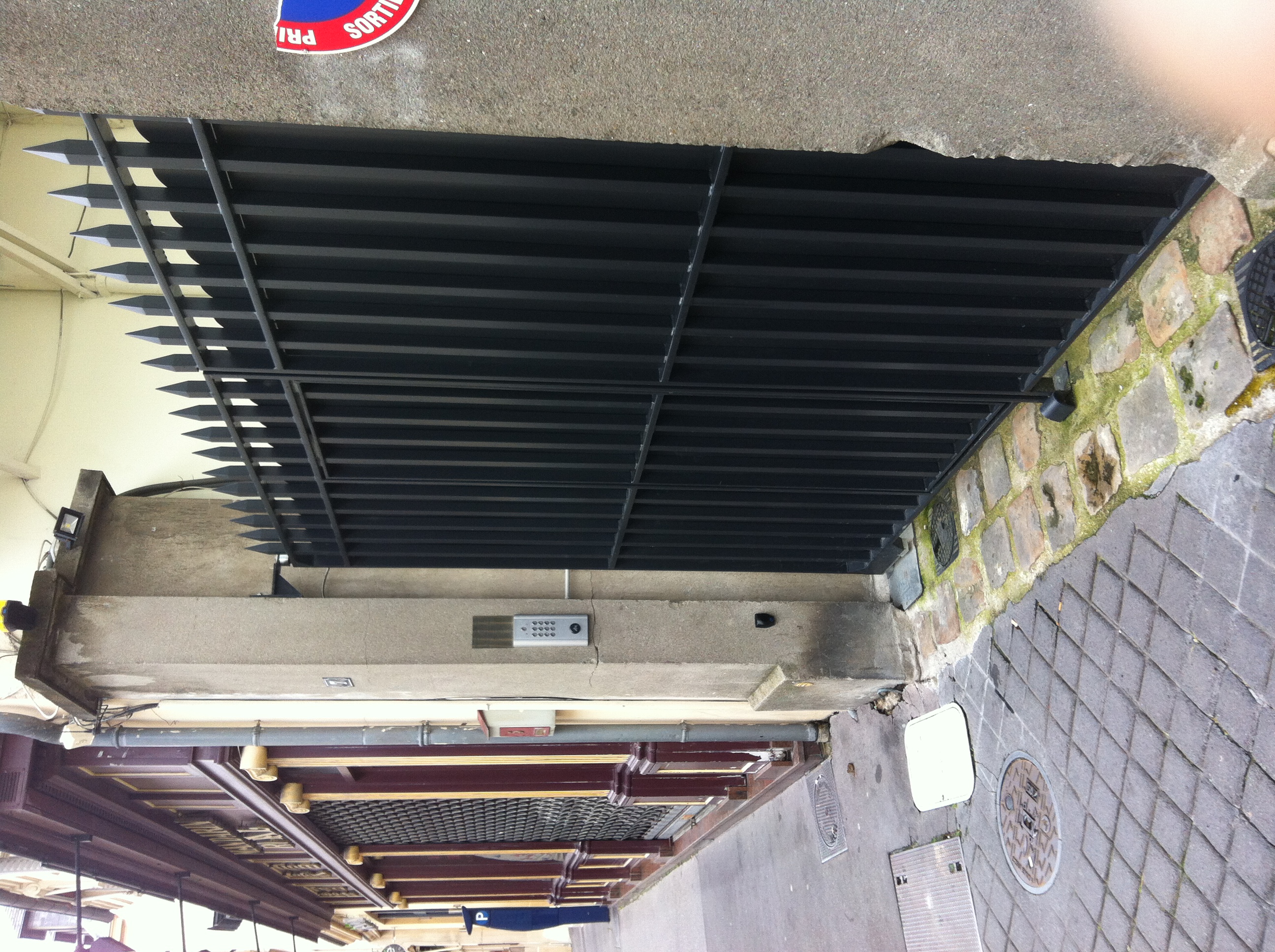 Motorisation d'un portail en fer (1)
