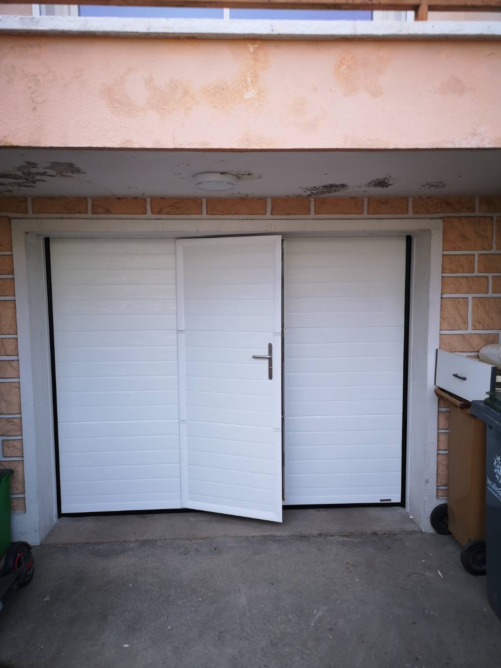 Porte de garage avec portillon (1)