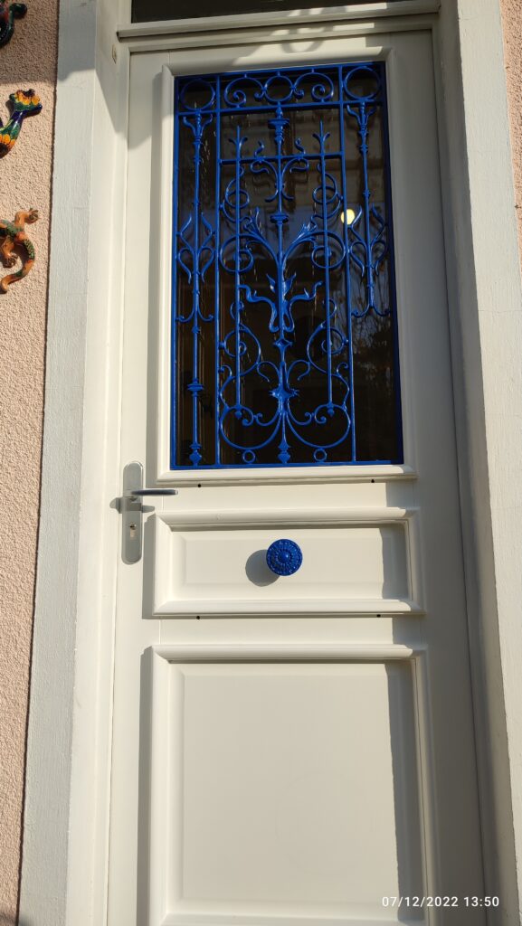 PORTE D ENTREE BOIS AVEC DECAPAGE LAQUAGE ET REPOSE GRILLE DECORATIVE (2)
