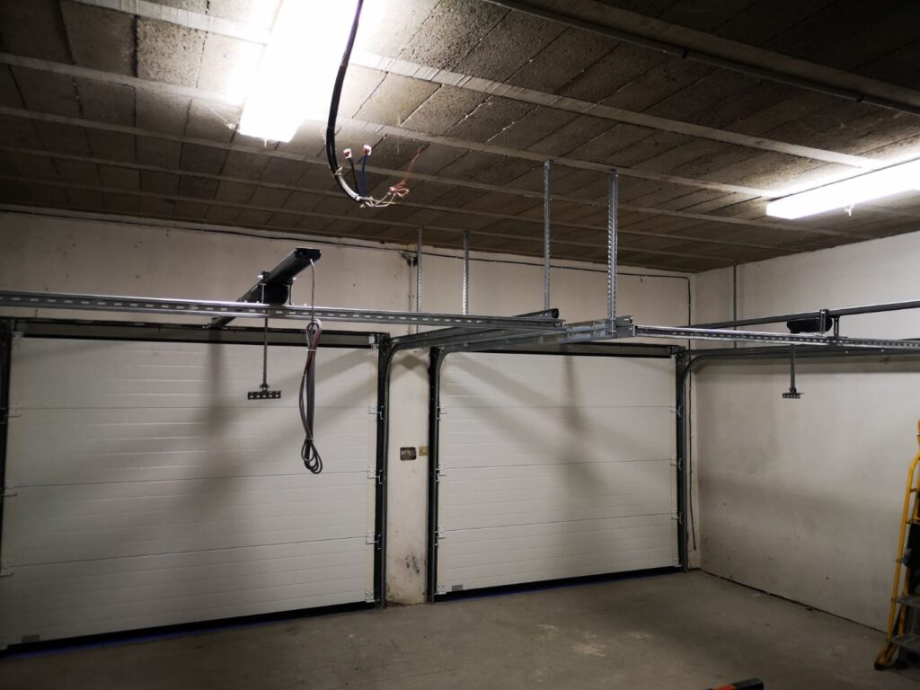 Fourniture et pose de 2 portes de garages (2)
