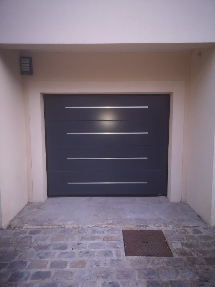 Fourniture et pose d'une porte de garage sectionnelle Modèle Lignée