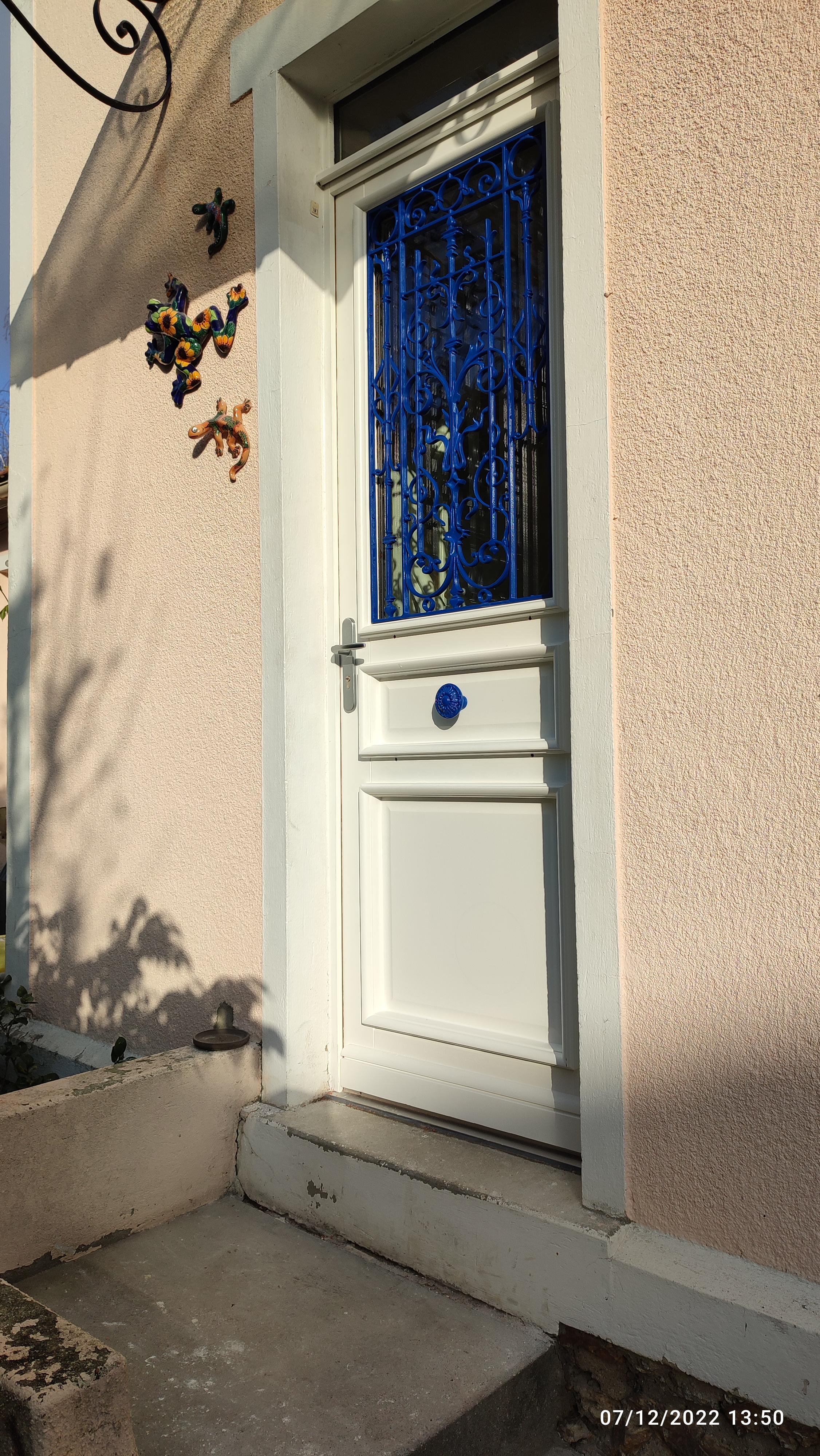 PORTE D ENTREE BOIS AVEC DECAPAGE LAQUAGE ET REPOSE GRILLE DECORATIVE (1)