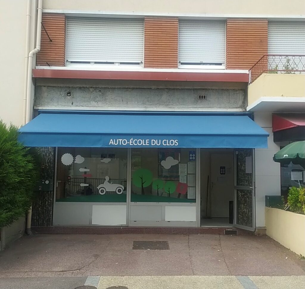 STORE BANNE AVEC LAMBREQUIN LUMINEUX (1)