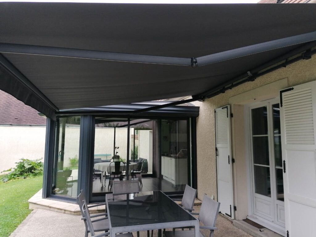 Store banne avec auvent de protection bras gris anthracite (2)