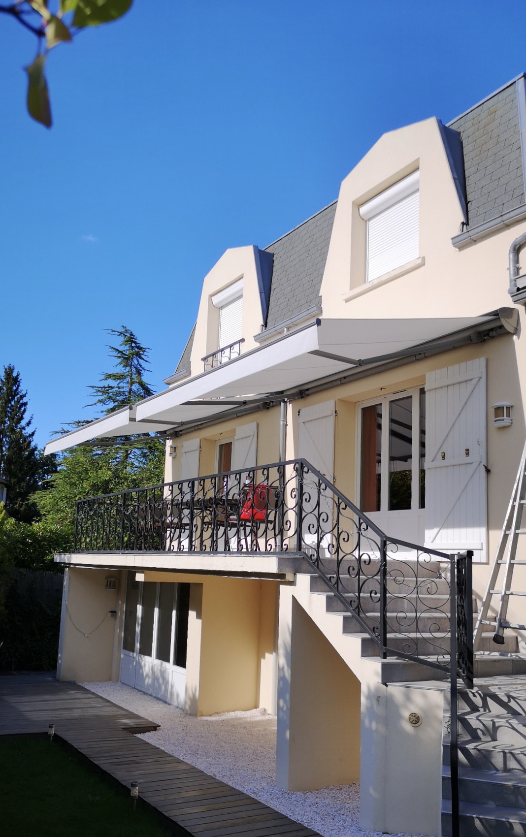 Stores banne avec auvent de protection