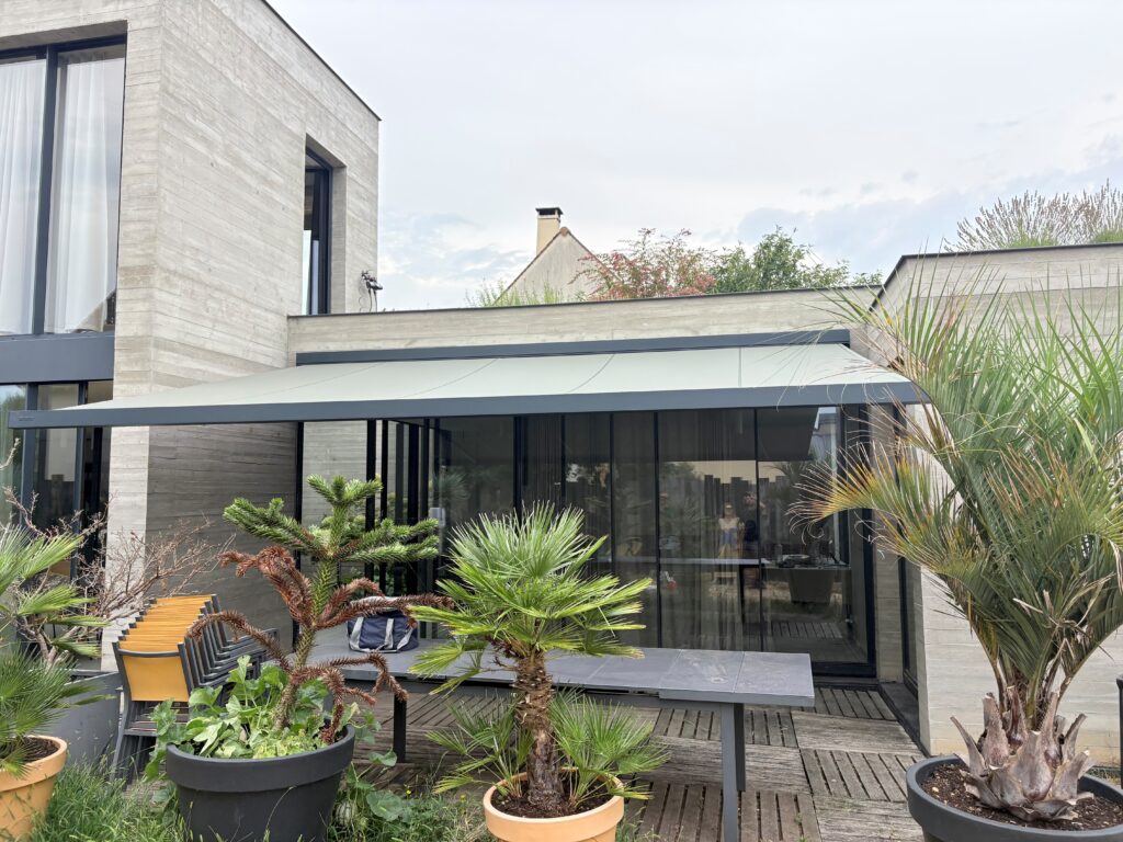 Fourniture et pose d'un store banne coffre - Model Prestige BRUSTOR - Houilles (78)