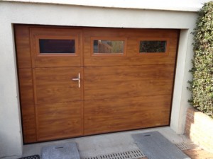 Porte de garage sectionnelle avec portillon et hublots