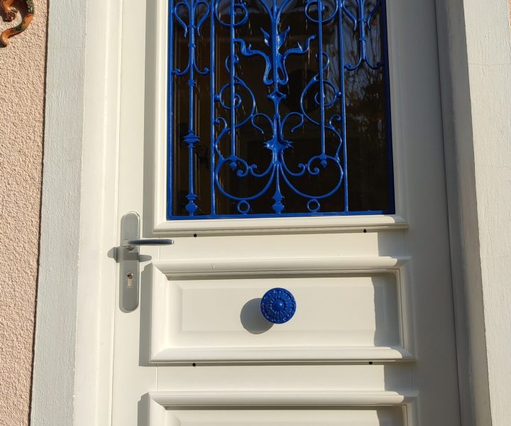 PORTE D ENTREE BOIS AVEC DECAPAGE LAQUAGE ET REPOSE GRILLE DECORATIVE (2)