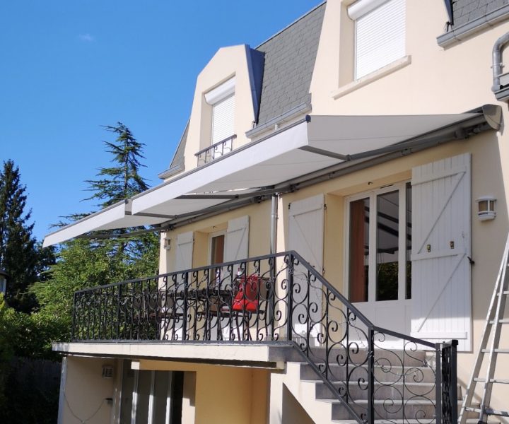 Stores banne avec auvent de protection